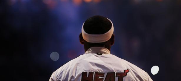 周冠宇赛后谦逊发言登热搜，广州队鏖战广州队引发热议(周冠宇是那个车队的)