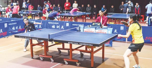 运动员们在比赛中奋勇争胜，精彩绝伦